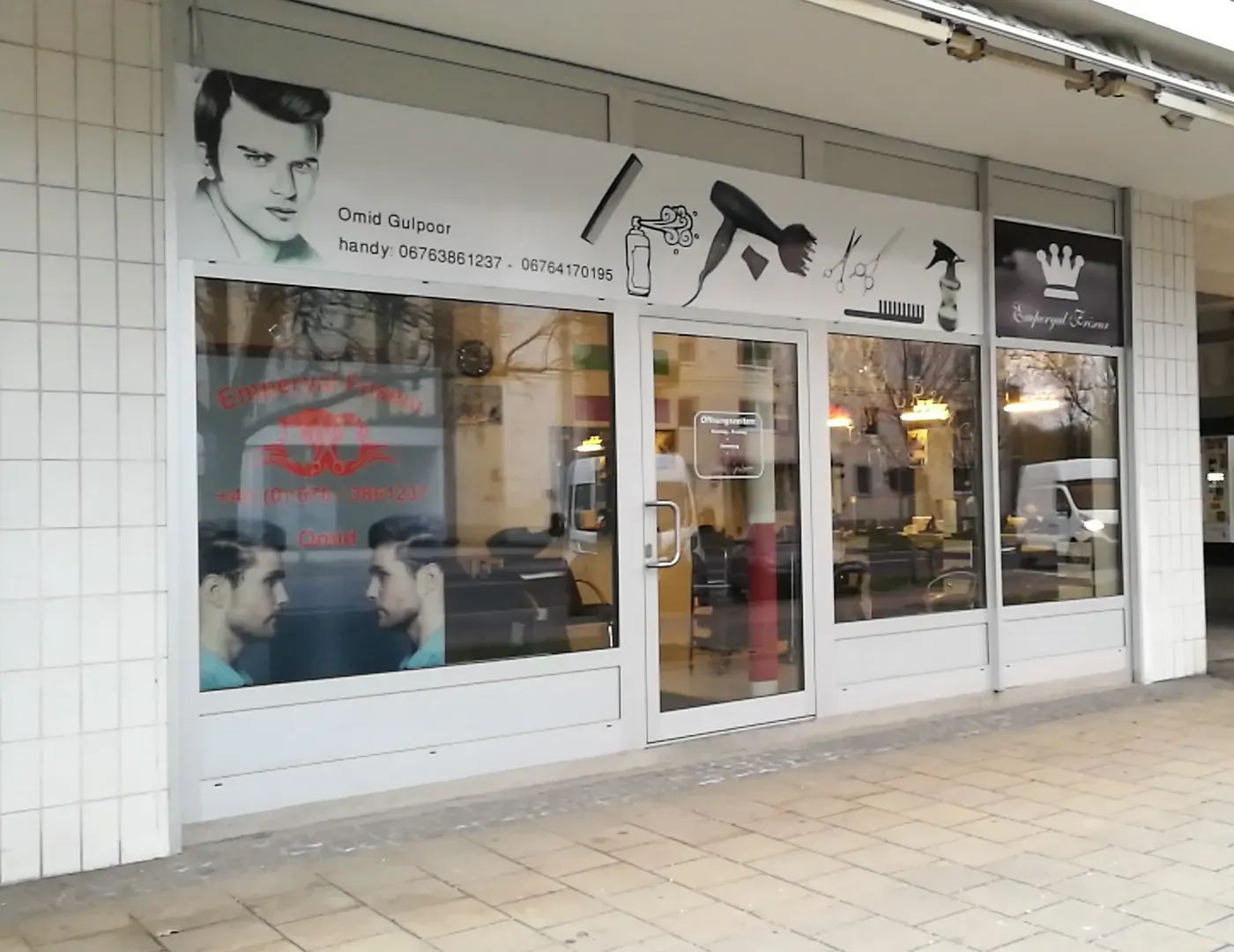 Schaufenster von Emperyal Friseur mit Krone, Kamm und Föhn auf der Beschriftung