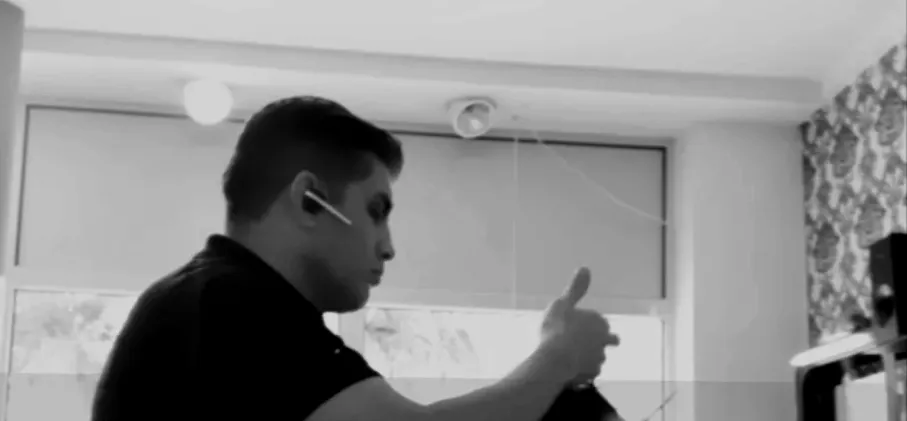 Der Friseur bei der Arbeit im Salon, Schwarz-Weiß-Aufnahme